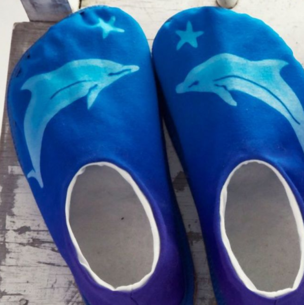 Sepatu dengan desain lumba-lumba dan ikan-ikan laut